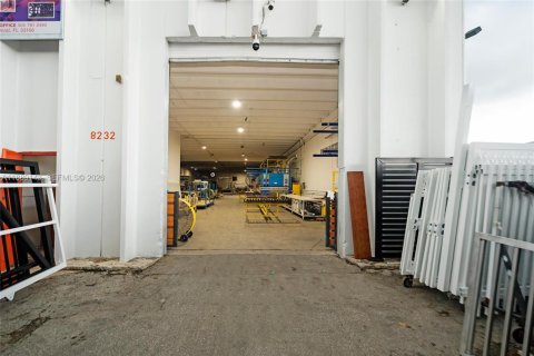 Propiedad comercial en venta en Doral, Florida № 2090780 - foto 8