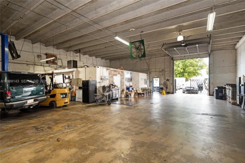 Propiedad comercial en venta en Doral, Florida № 2090780 - foto 5