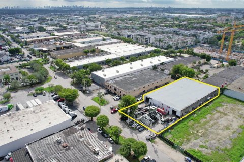 Propiedad comercial en Doral, Florida № 2090780