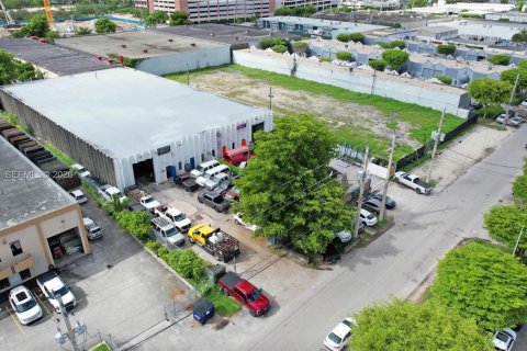 Propiedad comercial en venta en Doral, Florida № 2090780 - foto 16