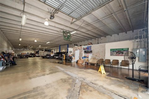 Propiedad comercial en venta en Doral, Florida № 2090780 - foto 4