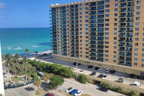 Condominio en Hollywood, Florida, 2 dormitorios  № 2288575