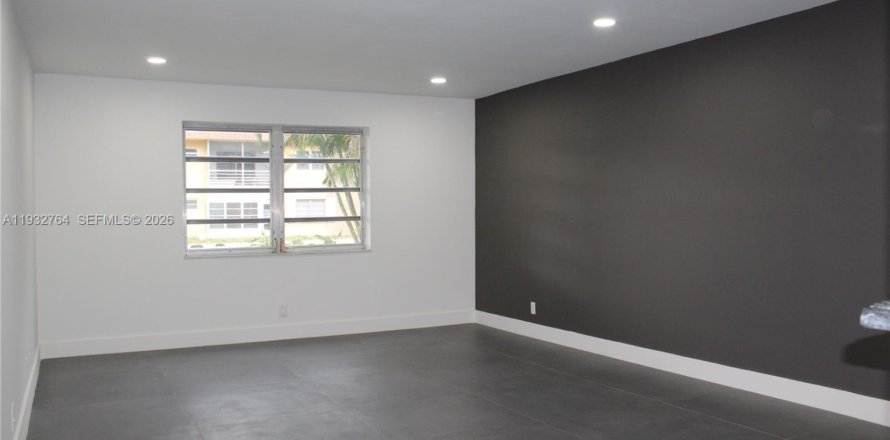 Кондоминиум с 2 спальнями в Дания-Бич, Флорида № 1997913