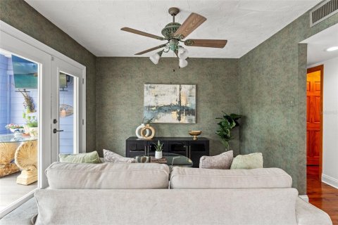 House in Tampa, Florida 3 bedrooms, 156.08 sq.m. № 2200264 - photo 6
