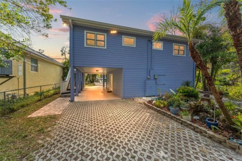 House in Tampa, Florida 3 bedrooms, 156.08 sq.m. № 2200264