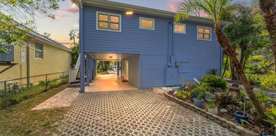House in Tampa, Florida 3 bedrooms, 156.08 sq.m. № 2200264