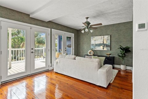 House in Tampa, Florida 3 bedrooms, 156.08 sq.m. № 2200264 - photo 7