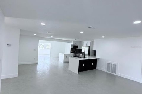 House in Saint Petersburg, Florida 3 bedrooms, 175.49 sq.m. № 2259290 - photo 2