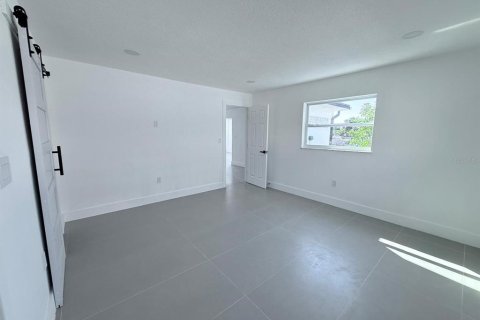 House in Saint Petersburg, Florida 3 bedrooms, 175.49 sq.m. № 2259290 - photo 17
