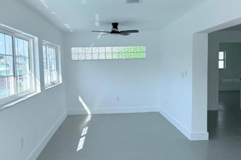 House in Saint Petersburg, Florida 3 bedrooms, 175.49 sq.m. № 2259290 - photo 24
