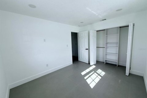 House in Saint Petersburg, Florida 3 bedrooms, 175.49 sq.m. № 2259290 - photo 10