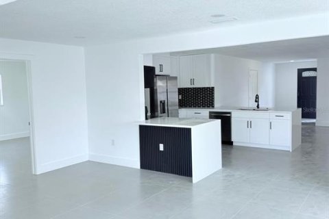 House in Saint Petersburg, Florida 3 bedrooms, 175.49 sq.m. № 2259290 - photo 4