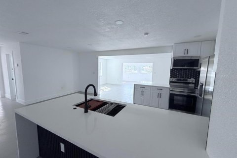 House in Saint Petersburg, Florida 3 bedrooms, 175.49 sq.m. № 2259290 - photo 7