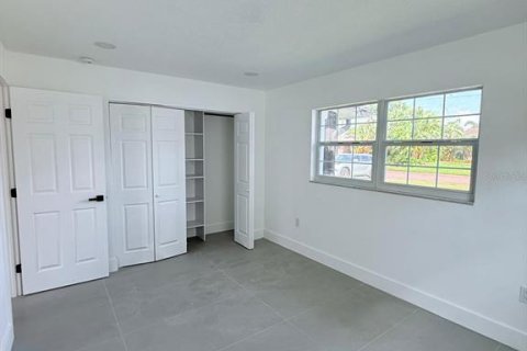 House in Saint Petersburg, Florida 3 bedrooms, 175.49 sq.m. № 2259290 - photo 11