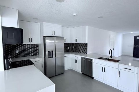 House in Saint Petersburg, Florida 3 bedrooms, 175.49 sq.m. № 2259290 - photo 5