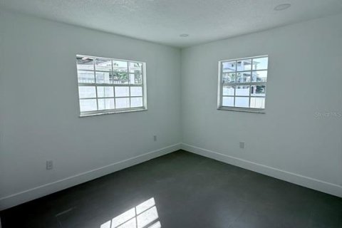 House in Saint Petersburg, Florida 3 bedrooms, 175.49 sq.m. № 2259290 - photo 12