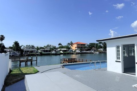 House in Saint Petersburg, Florida 3 bedrooms, 175.49 sq.m. № 2259290 - photo 27