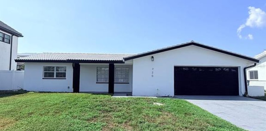 House in Saint Petersburg, Florida 3 bedrooms, 175.49 sq.m. № 2259290