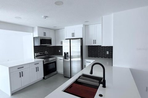 House in Saint Petersburg, Florida 3 bedrooms, 175.49 sq.m. № 2259290 - photo 6