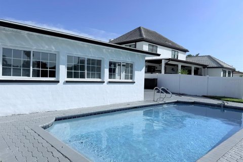 House in Saint Petersburg, Florida 3 bedrooms, 175.49 sq.m. № 2259290 - photo 30