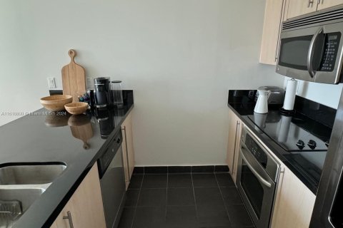 Condominio en alquiler en Miami, Florida, 1 dormitorio, 64.38 m2 № 1859335 - foto 1