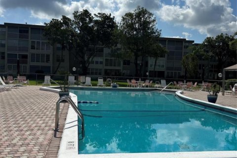 Condo in Lauderdale Lakes, Florida, 1 bedroom № 2078535 - photo 14