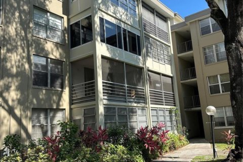 Condo in Lauderdale Lakes, Florida, 1 bedroom № 2078535 - photo 17