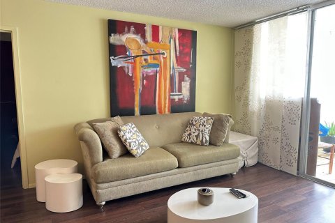 Condo in Lauderdale Lakes, Florida, 1 bedroom № 2078535 - photo 4