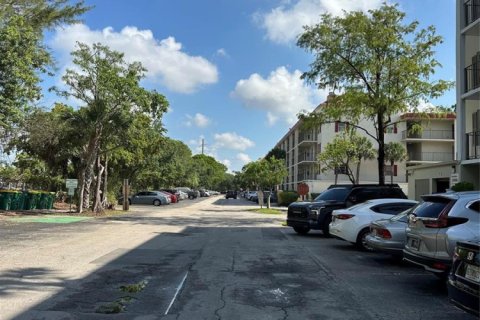 Condo in Lauderdale Lakes, Florida, 1 bedroom № 2078535 - photo 12