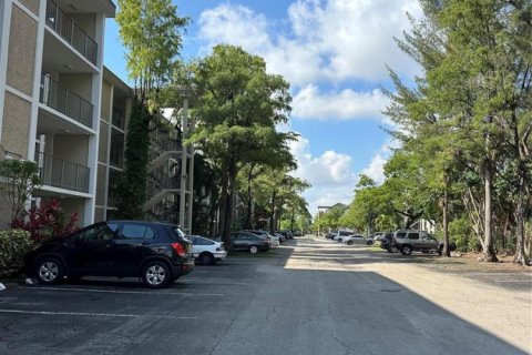 Condo in Lauderdale Lakes, Florida, 1 bedroom № 2078535 - photo 13