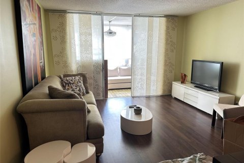 Condominio en Lauderdale Lakes, Florida, 1 dormitorio  № 2078535