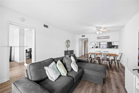 Condo in Tamarac, Florida, 2 bedrooms  № 1730672 - photo 2