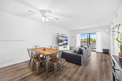 Condo in Tamarac, Florida, 2 bedrooms  № 1730672 - photo 3