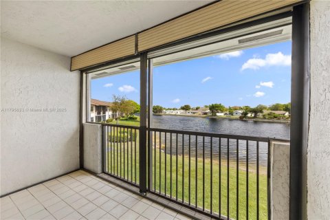 Condo in Tamarac, Florida, 2 bedrooms  № 1730672 - photo 18
