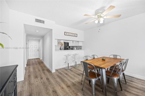 Condo in Tamarac, Florida, 2 bedrooms  № 1730672 - photo 4