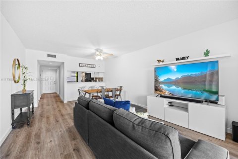 Condo in Tamarac, Florida, 2 bedrooms  № 1730672 - photo 1