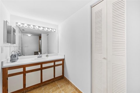 Condo in Tamarac, Florida, 2 bedrooms  № 1730672 - photo 12