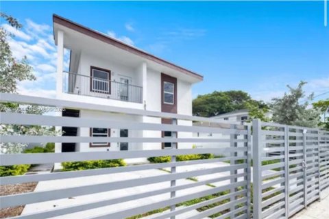 Villa ou maison à louer à Miami, Floride: 3 chambres, 188.41 m2 № 1998023 - photo 2