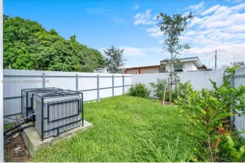 Villa ou maison à louer à Miami, Floride: 3 chambres, 188.41 m2 № 1998023 - photo 9