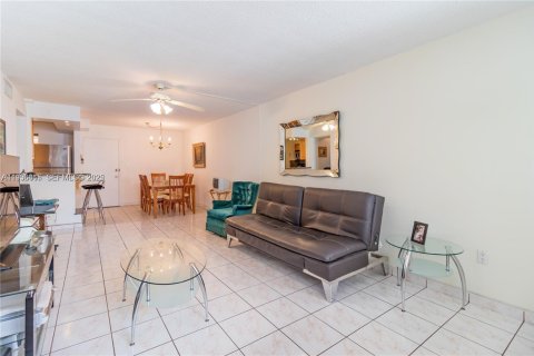 Condominio en venta en Miami Beach, Florida, 1 dormitorio, 66.61 m2 № 1994930 - foto 1