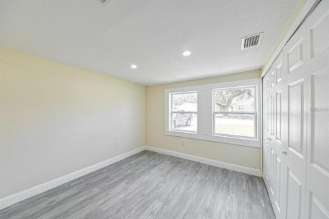 House in Zephyrhills, Florida 5 bedrooms, 122.63 sq.m. № 1916057 - photo 18