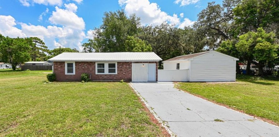 House in Zephyrhills, Florida 5 bedrooms, 122.63 sq.m. № 1916057