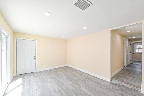 House in Zephyrhills, Florida 5 bedrooms, 122.63 sq.m. № 1916057 - photo 13