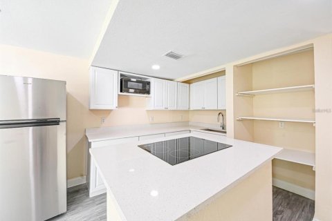 House in Zephyrhills, Florida 5 bedrooms, 122.63 sq.m. № 1916057 - photo 12