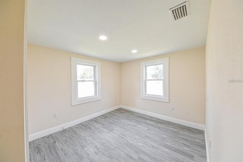 House in Zephyrhills, Florida 5 bedrooms, 122.63 sq.m. № 1916057 - photo 14
