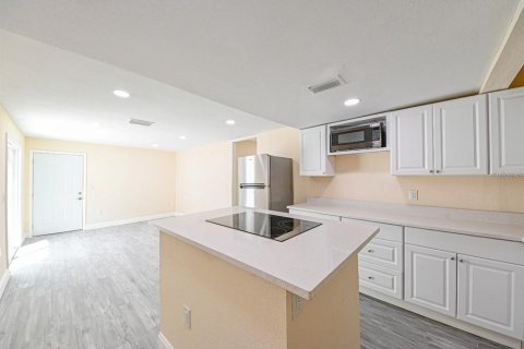 House in Zephyrhills, Florida 5 bedrooms, 122.63 sq.m. № 1916057 - photo 11