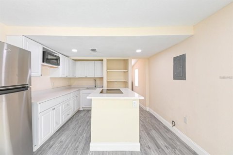 House in Zephyrhills, Florida 5 bedrooms, 122.63 sq.m. № 1916057 - photo 9