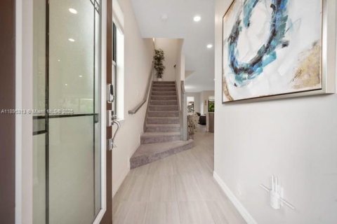 House in Lake Worth, Florida 3 bedrooms, 448.81 sq.m. № 1947602 - photo 24