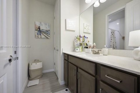 House in Lake Worth, Florida 3 bedrooms, 448.81 sq.m. № 1947602 - photo 22