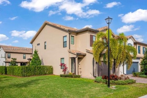 House in Lake Worth, Florida 3 bedrooms, 448.81 sq.m. № 1947602 - photo 3